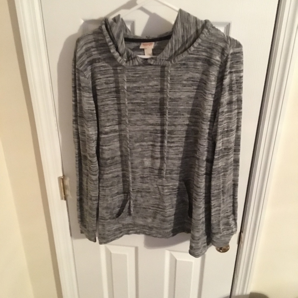 Hooded lightweight sweater w/ back detail